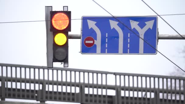 Semáforo en la carretera regula el tráfico — Vídeos de Stock