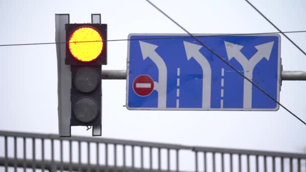 O semáforo na estrada regula o tráfego — Vídeo de Stock