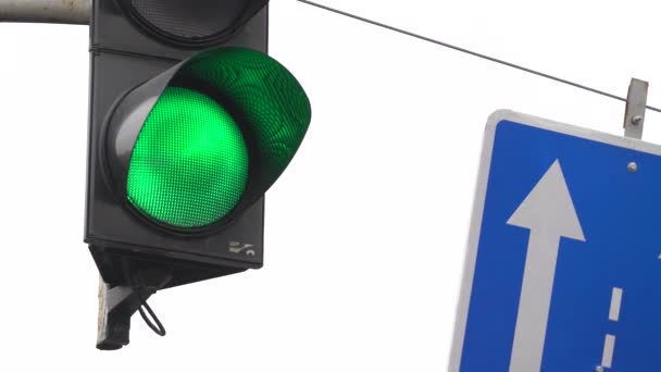 Светофор на дороге регулирует движение — стоковое видео