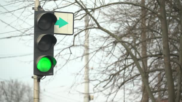 Semáforo en la carretera regula el tráfico — Vídeos de Stock