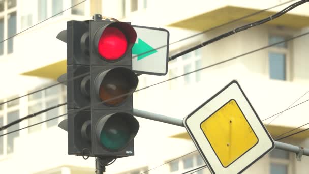 Semáforo en la carretera regula el tráfico — Vídeos de Stock