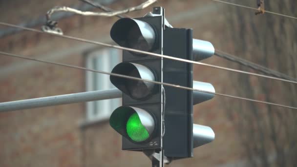 Verkeerslichten op de weg regelen het verkeer — Stockvideo