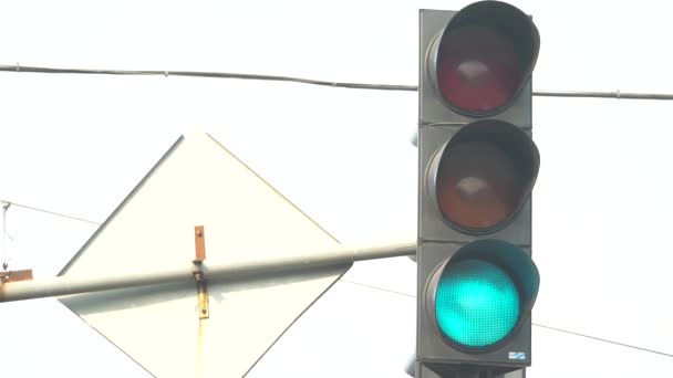 Semáforo en la carretera regula el tráfico — Vídeos de Stock