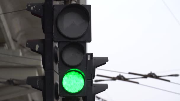 Semáforo en la carretera regula el tráfico — Vídeo de stock