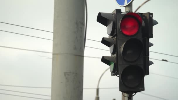 Ampel auf der Straße regelt den Verkehr — Stockvideo