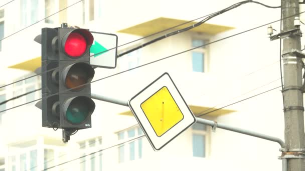 Lampu lalu lintas di jalan mengatur lalu lintas — Stok Video