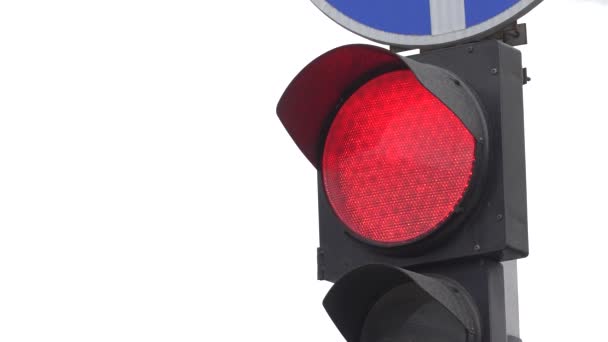 Traffic light on the road regulates traffic — Stock Video