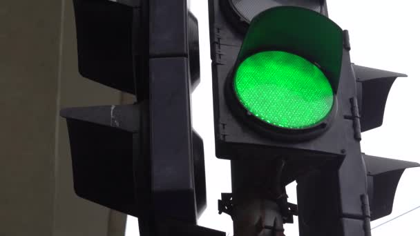 Trafiklys på vejen regulerer trafikken – Stock-video