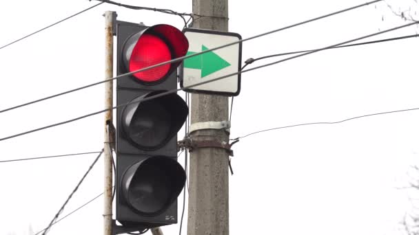 Światła drogowe na drodze reguluje ruch — Wideo stockowe