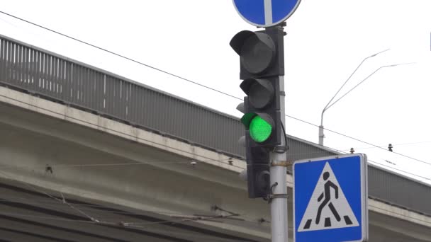 O semáforo na estrada regula o tráfego — Vídeo de Stock