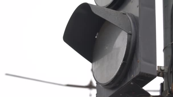 Ampel auf der Straße regelt den Verkehr — Stockvideo