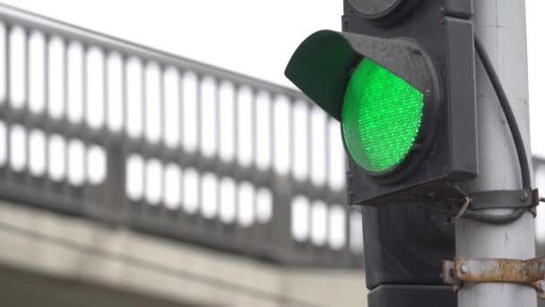 Semáforo en la carretera regula el tráfico — Vídeos de Stock