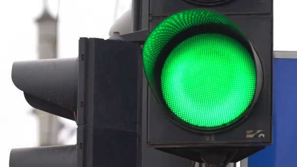 Traffic light on the road regulates traffic — Stock Video