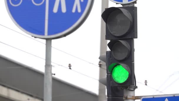 Verkeerslichten op de weg regelen het verkeer — Stockvideo