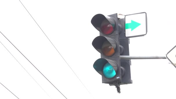 Verkeerslichten op de weg regelen het verkeer — Stockvideo