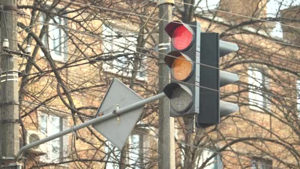 Semáforo en la carretera regula el tráfico — Vídeos de Stock