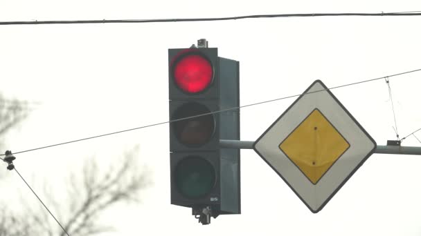 Semaforo sulla strada regola il traffico — Video Stock