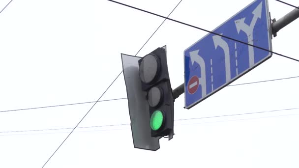 Verkeerslichten op de weg regelen het verkeer — Stockvideo