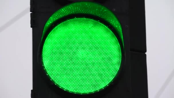 Traffic light on the road regulates traffic — Stock Video