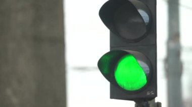 Yoldaki trafik ışığı trafiği düzenler