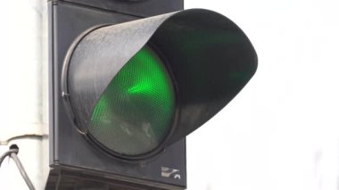 Yoldaki trafik ışığı trafiği düzenler