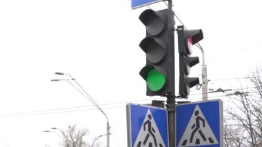 Yoldaki trafik ışığı trafiği düzenler