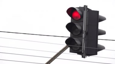 Yoldaki trafik ışığı trafiği düzenler