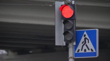 Yoldaki trafik ışığı trafiği düzenler