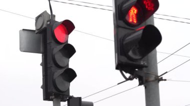 Yoldaki trafik ışığı trafiği düzenler