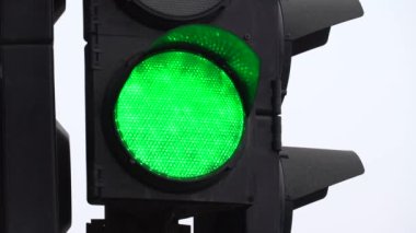 Yoldaki trafik ışığı trafiği düzenler
