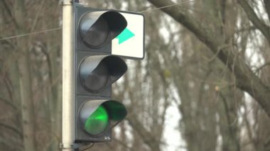 Yoldaki trafik ışığı trafiği düzenler