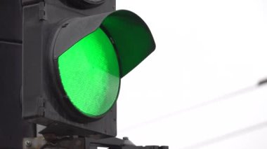 Yoldaki trafik ışığı trafiği düzenler