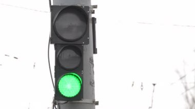 Yoldaki trafik ışığı trafiği düzenler