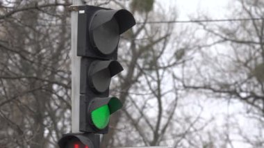 Yoldaki trafik ışığı trafiği düzenler