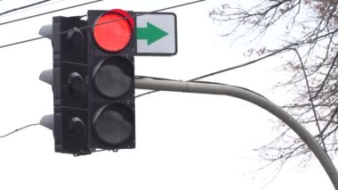 Yoldaki trafik ışığı trafiği düzenler