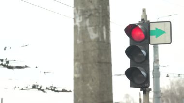 Yoldaki trafik ışığı trafiği düzenler
