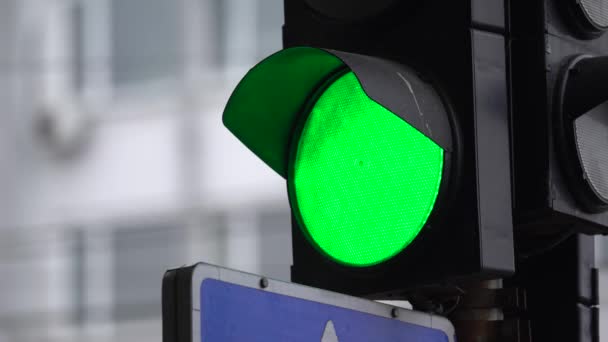 O semáforo na estrada regula o tráfego — Vídeo de Stock