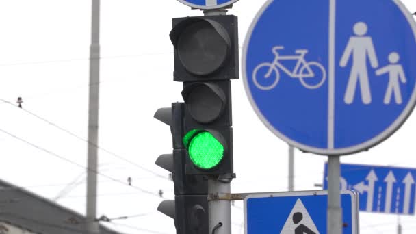 Semáforo en la carretera regula el tráfico — Vídeos de Stock