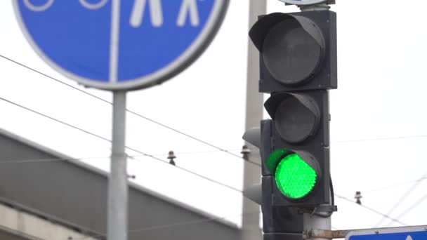 Verkeerslichten op de weg regelen het verkeer — Stockvideo