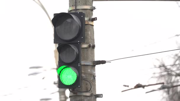 Semáforo en la carretera regula el tráfico — Vídeos de Stock