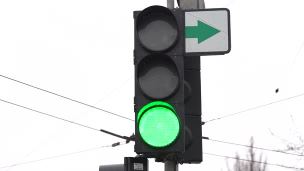 Verkeerslichten op de weg regelen het verkeer — Stockvideo