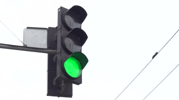 Світлофор на дорозі регулює рух — стокове відео