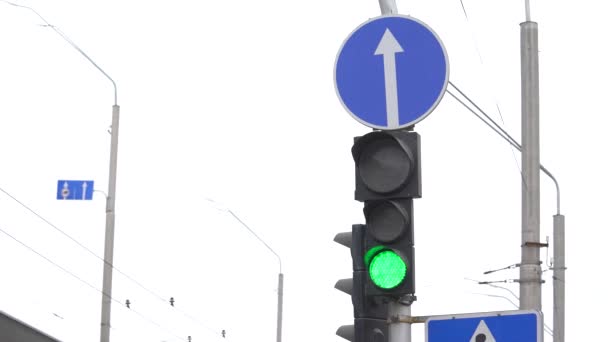 Ampel auf der Straße regelt den Verkehr — Stockvideo