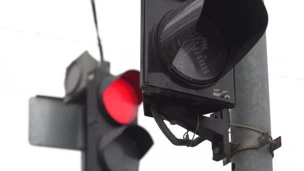 Dopravní kontrolka na silnici reguluje provoz — Stock video