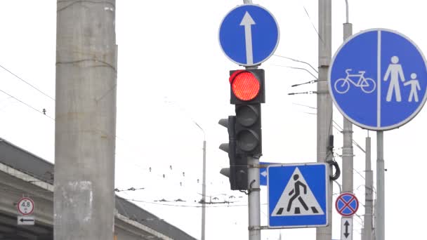Traffic light on the road regulates traffic — Stock Video