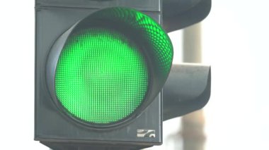 Yoldaki trafik ışığı trafiği düzenler