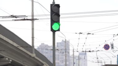 Yoldaki trafik ışığı trafiği düzenler