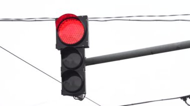 Yoldaki trafik ışığı trafiği düzenler