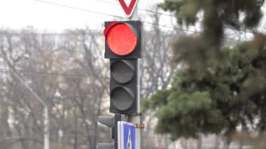 Yoldaki trafik ışığı trafiği düzenler