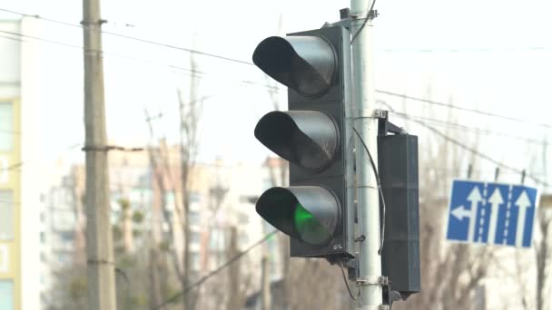 O semáforo na estrada regula o tráfego — Vídeo de Stock